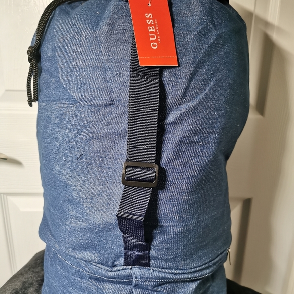 Unisex large Guess bucket bag - Picture 3 of 4